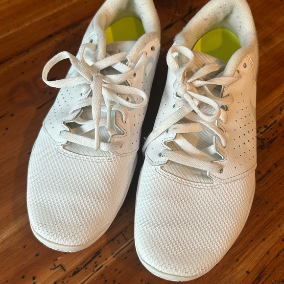 Nike women’s sideline cheer shoes size 5 like new! - Picture 3 of 4